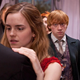 Viktor, Hermione y Ron en la boda de Bill Weasley y Fleur Delacour. Imagen: Warner Bros